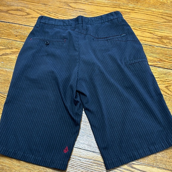 Volcom Stone Corpo Class Collection black/gray stripe shorts. Size 29. - Picture 5 of 13